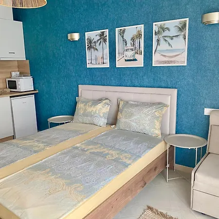 и студия в комплекс Flores Garden Appartement *