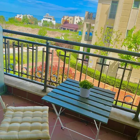 Διαμέρισμα и студия в комплекс Flores Garden Τσερνομόρετς