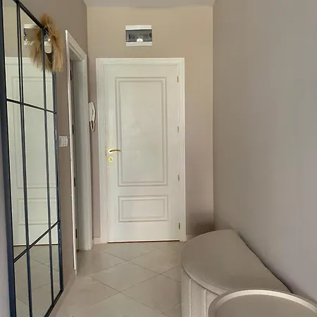 и студия в комплекс Flores Garden Διαμέρισμα