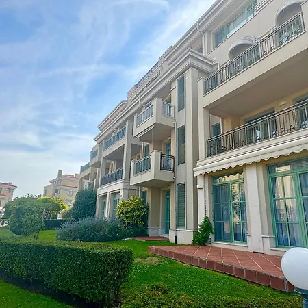 и студия в комплекс Flores Garden Appartement *