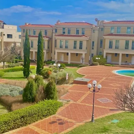 и студия в комплекс Flores Garden Appartement *