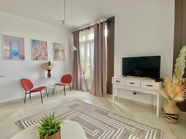 и студия в комплекс Flores Garden * Chernomorets