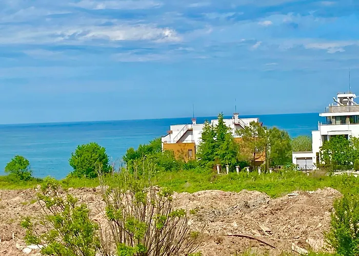 и студия в комплекс Flores Garden * Chernomorets