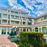 и студия в комплекс Flores Garden Διαμέρισμα