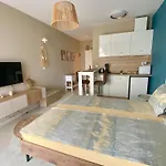и студия в комплекс Flores Garden Διαμέρισμα