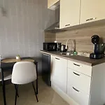 Διαμέρισμα и студия в комплекс Flores Garden Τσερνομόρετς