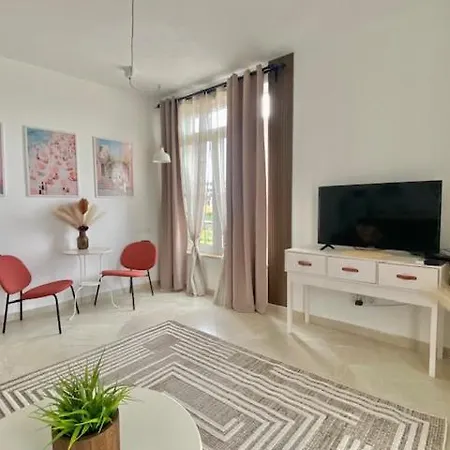 и студия в комплекс Flores Garden * Chernomorets