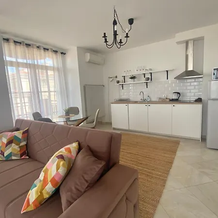и студия в комплекс Flores Garden Apartment *