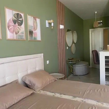 и студия в комплекс Flores Garden شقة تشيرنوموريتس