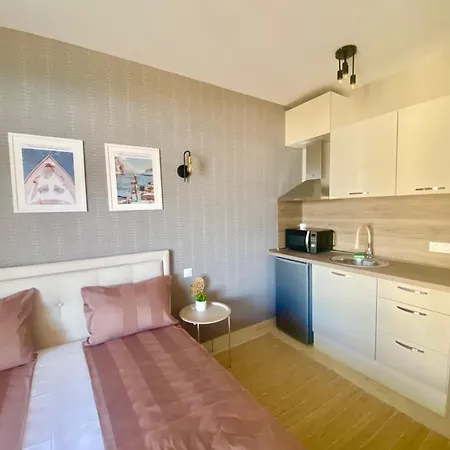 и студия в комплекс Flores Garden Черноморец
