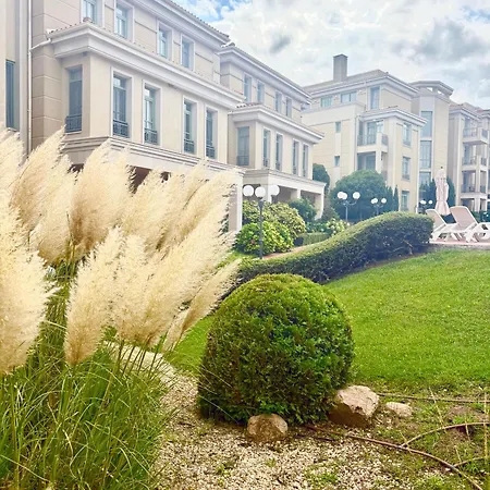 и студия в комплекс Flores Garden *