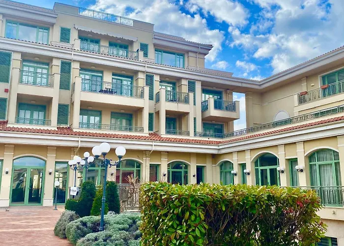 и студия в комплекс Flores Garden Apartament