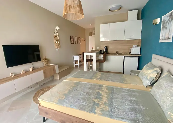 и студия в комплекс Flores Garden Apartament